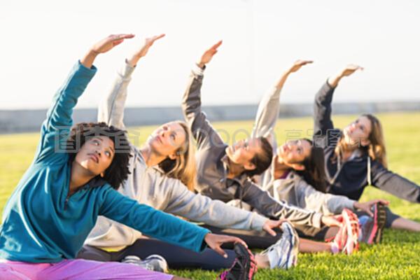 運動女性在健身課上的伸展藝術(shù) 休閑與健康的完美結(jié)合